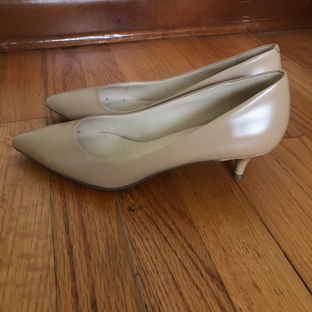 ๐ NINE WEST SHOES SIZE 7 1/2 BEIGE UPPER LEATHER - Picture 2 of 5